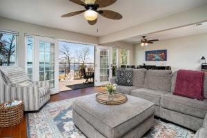 Lakefront House with Boat Dock, BBQ in Peaceful Flint