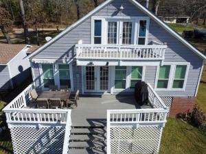 Lakefront House with Boat Dock, BBQ in Peaceful Flint