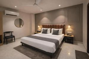 Qotel Comfort Golden Saffron - Hotel in Punjabi Bagh Near Metro