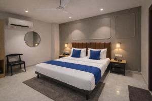 Qotel Comfort Golden Saffron - Hotel in Punjabi Bagh Near Metro