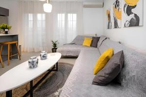 Luxury Suite, 10min to Center, Quiet & Easy Parking