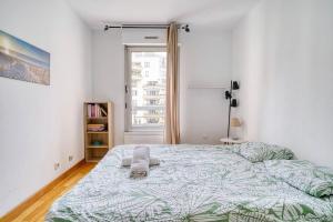 Spacious apartment near Bercy 2 Shopping Center with Balcony and Free Parking