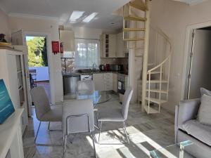 Stylish penthouse with sea view to beach