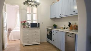 Stunning Sea-View Villa w Access to Shared Pools