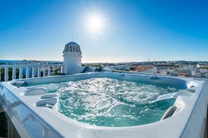 Luxe Penthouse, BBQ, jacuzzi, games, ocean view, Oura 2-min walk - By Seareen