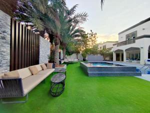 Royal Palazzo with private Pool and BBQ on Marina, huge 7Bedroom Villa