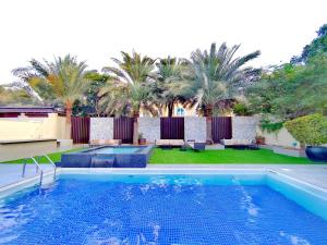 Royal Palazzo with private Pool and BBQ on Marina, huge 7Bedroom Villa