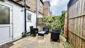 Comfortable 1-Bedroom Apt with mini Garden & Paid Parking near Finsbury Park, Emirates Stadium & Islington by NourNest Apartments