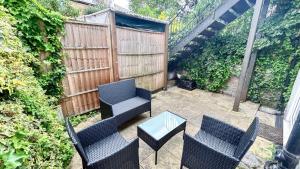 Comfortable 1-Bedroom Apt with mini Garden & Paid Parking near Finsbury Park, Emirates Stadium & Islington by NourNest Apartments
