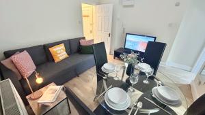 Comfortable 1-Bedroom Apt with mini Garden & Paid Parking near Finsbury Park, Emirates Stadium & Islington by NourNest Apartments