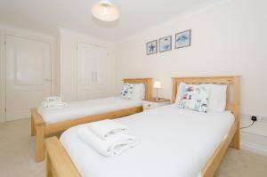 Russell Court 2 - Beautifully furnished modern apartment with parking and views over Looe river and town