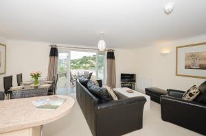 Russell Court 2 - Beautifully furnished modern apartment with parking and views over Looe river and town