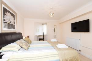 Russell Court 2 - Beautifully furnished modern apartment with parking and views over Looe river and town