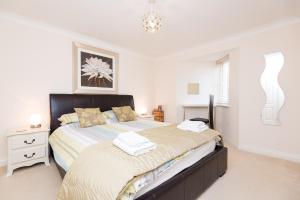Russell Court 2 - Beautifully furnished modern apartment with parking and views over Looe river and town