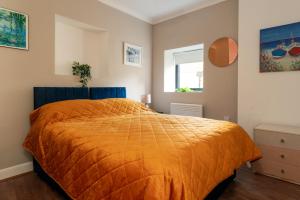 Duplex Apartment Cinema Room & Patio Sleeps 8