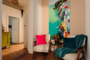 Duplex Apartment Cinema Room & Patio Sleeps 8