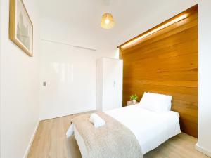 Modern 3 Bedroom Apartment Near Belém Lisbon Upto 5 Guests