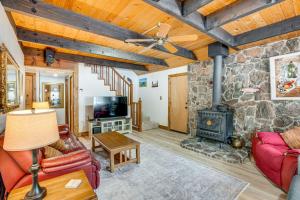 11 Mi to Ski Resorts! Lake Tahoe Gem with Pool Table