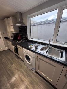 Central Near Hospital 2 Bedroom - Sleeps 4 - Self Check In - Fully Furnished