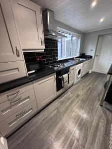 Central Near Hospital 2 Bedroom - Sleeps 4 - Self Check In - Fully Furnished