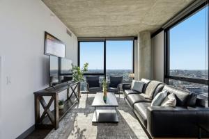 2BR Designer Loft Modern Luxe in City Center