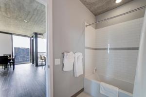 2BR Designer Loft Modern Luxe in City Center