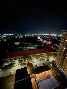 New BlackOrange Condo with WiFi Smart TV and FREE POOL 2-PAX