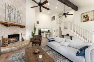 Hoots Hollar Haus - For 6