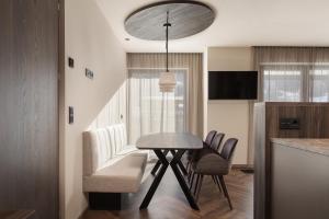Suitehouse, Premium Apartments, Pools & Spa in Dolomites - by Familiaris