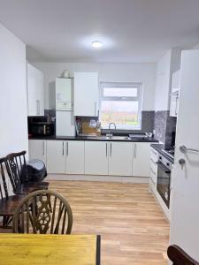 Comfortable Twin Room with Ensuite Bathroom & Shared Kitchen in Warrington
