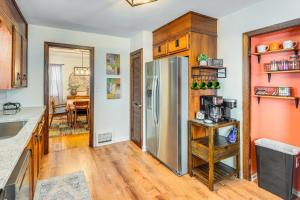 Bring the Family! Mid-Century Modern Gem in Euclid