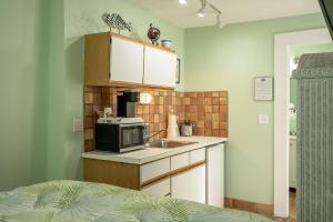 BOOTLEGGER BAY @ Speakeasy Inn Key West!