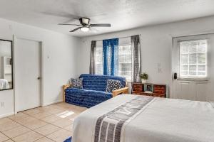 Wooded Couples Retreat with Lanai in Interlachen