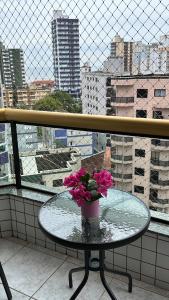 Apartamento a 2 minutos da feirinha da Vila Caiçara e 3 minutos da praia