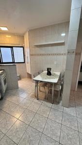 Apartamento a 2 minutos da feirinha da Vila Caiçara e 3 minutos da praia