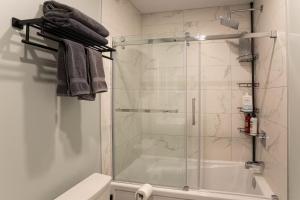 203 - Fantastic Cozy New 2 Queen Condo with Gym, DT&Airport