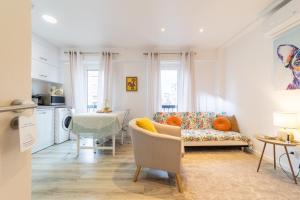 Elegant 2 Bedrooms Apartment with Balconies in Lisbon