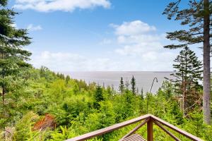 Breathtaking Views! Cozy Log Cabin in Northport