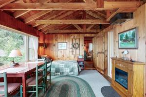 Breathtaking Views! Cozy Log Cabin in Northport