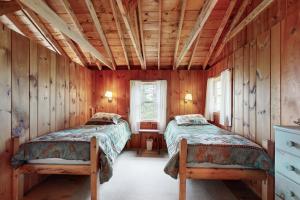 Breathtaking Views! Cozy Log Cabin in Northport