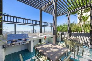Downtown Stay with Rooftop Pool Amenities