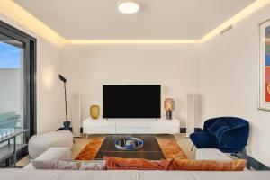 Marbella Lake - 3 Bedroom Luxury Apartment by Finest Rentals