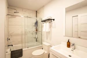 207 - Mondern Cozy New Apt with 2BR, Prking, Gym,DT&Airport