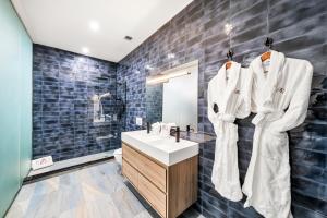 Landmarked NYC Townhome - Sleeps 10 -Group-Friendly