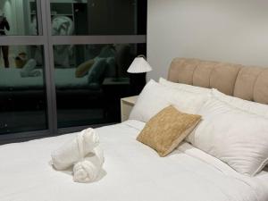 Queens Wharf Apt - Level 42 with river & city view