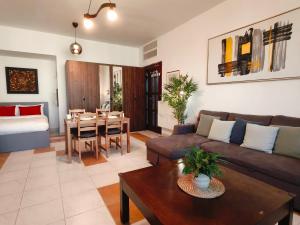 One Guest Place Deluxe Room near the Beach
