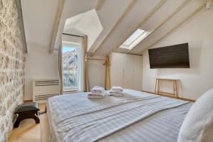 Luxury waterfront vila with Private Dock and Pool