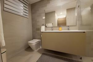 Condominio de lujo Salida a playa Estilo Resort Muchas comodidades: 6 piscinasTVaire acondicionado