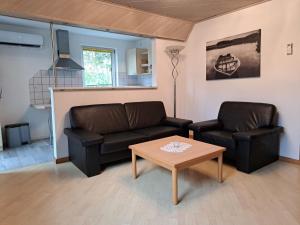 Holiday Home mit Terrasse mitten im Grünen by Interhome