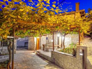 Holiday Home mit großem Garten und Pool by Interhome